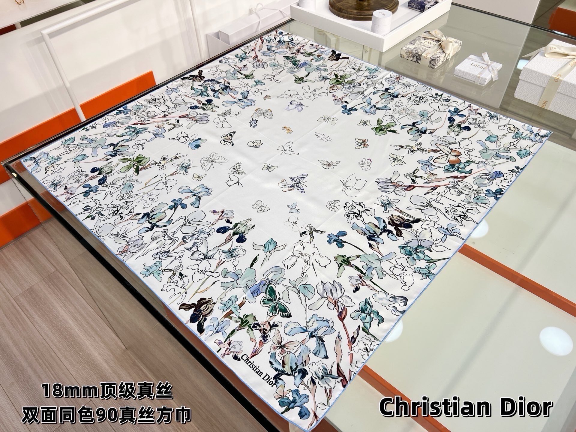 Dior 印花方巾90 厘米胭脂粉色桑蚕丝斜纹面料多色 Butterflies & Iris图案这款方巾