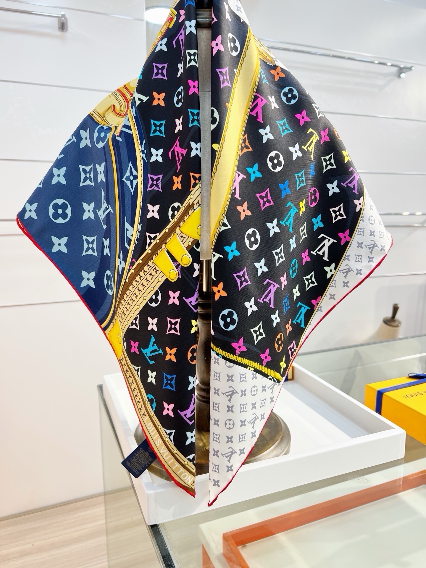 LV X TM MONOGRAMMULTICOLOR COLLECTORSQUARE 90方巾路易威登携
