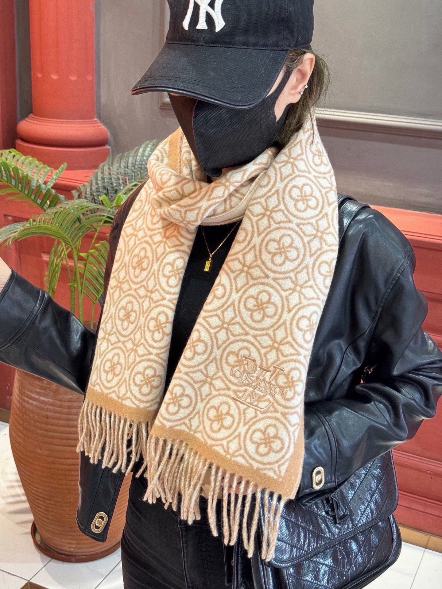 Lv爆款经典四叶草🍀双面提花爆款围巾🧣！！！非常百搭的一款，搭配大衣，毛衣都非常高级，尺寸刚刚好，及保暖