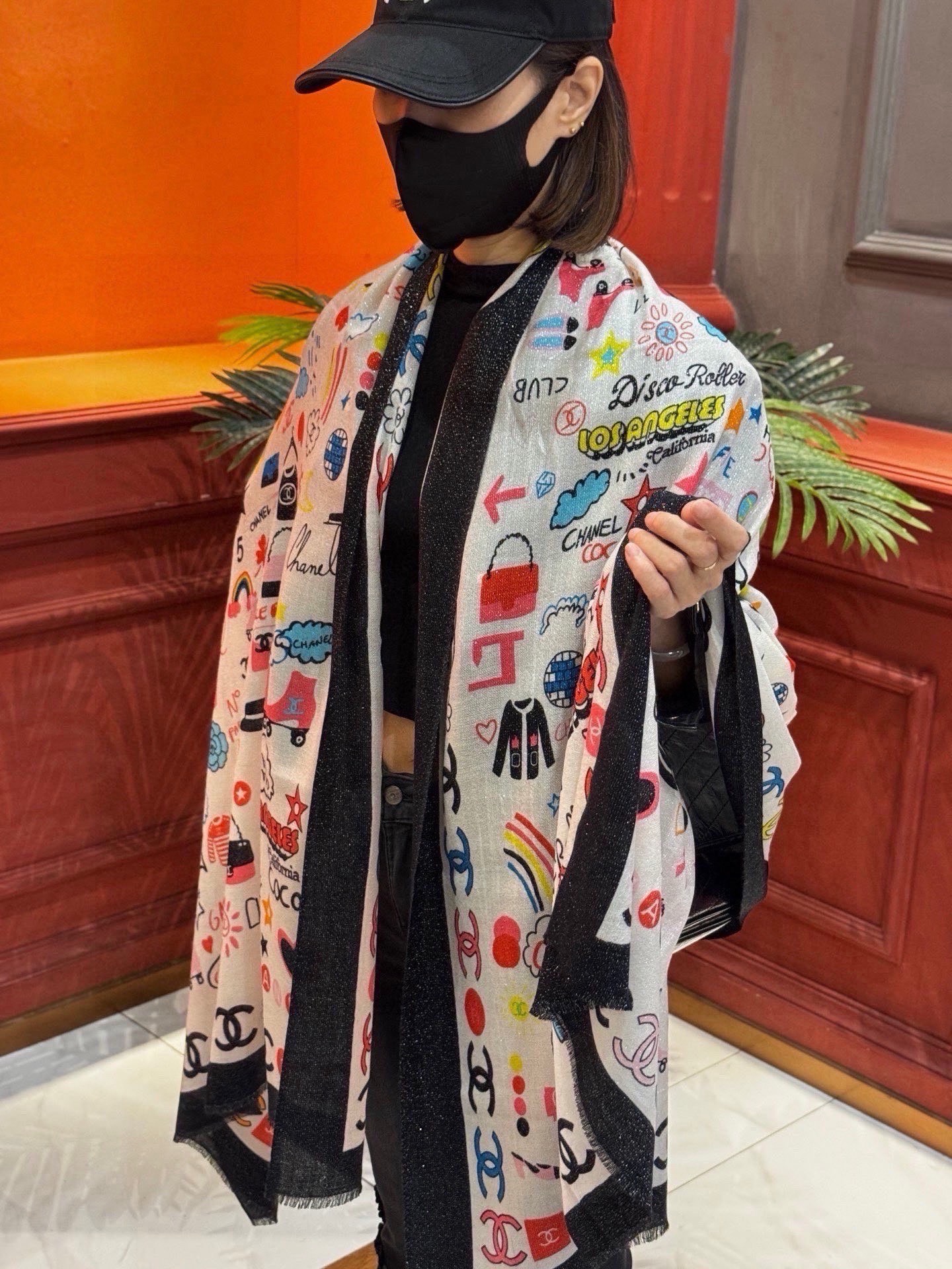 会发光发亮的围巾 高级成衣系列～Chanel 此系列谱写一曲自由轻灵的赞歌本系列作品创新演绎品牌的风格符
