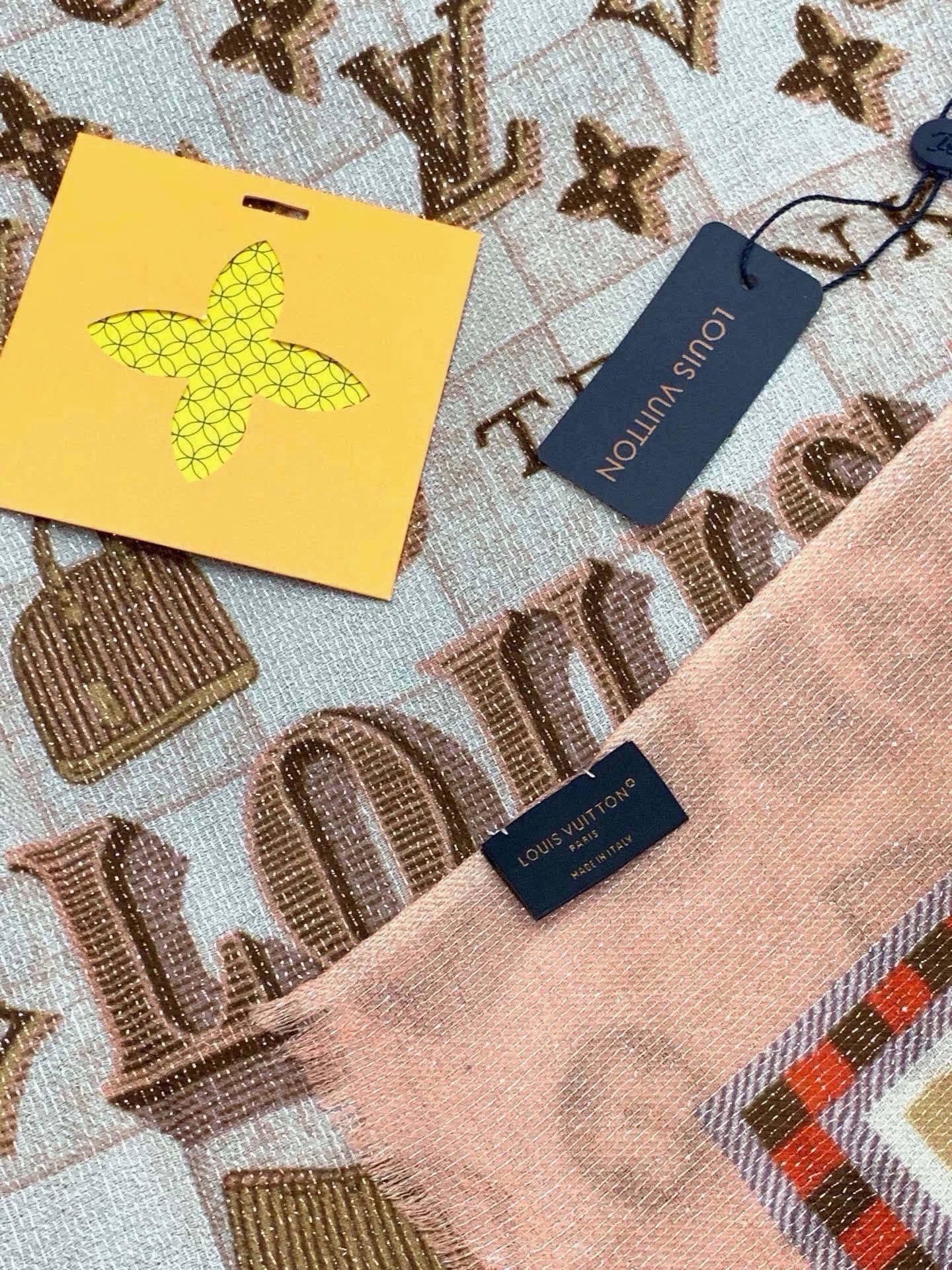 会发光发亮的围巾 高级成衣系列～Chanel 此系列谱写一曲自由轻灵的赞歌本系列作品创新演绎品牌的风格符