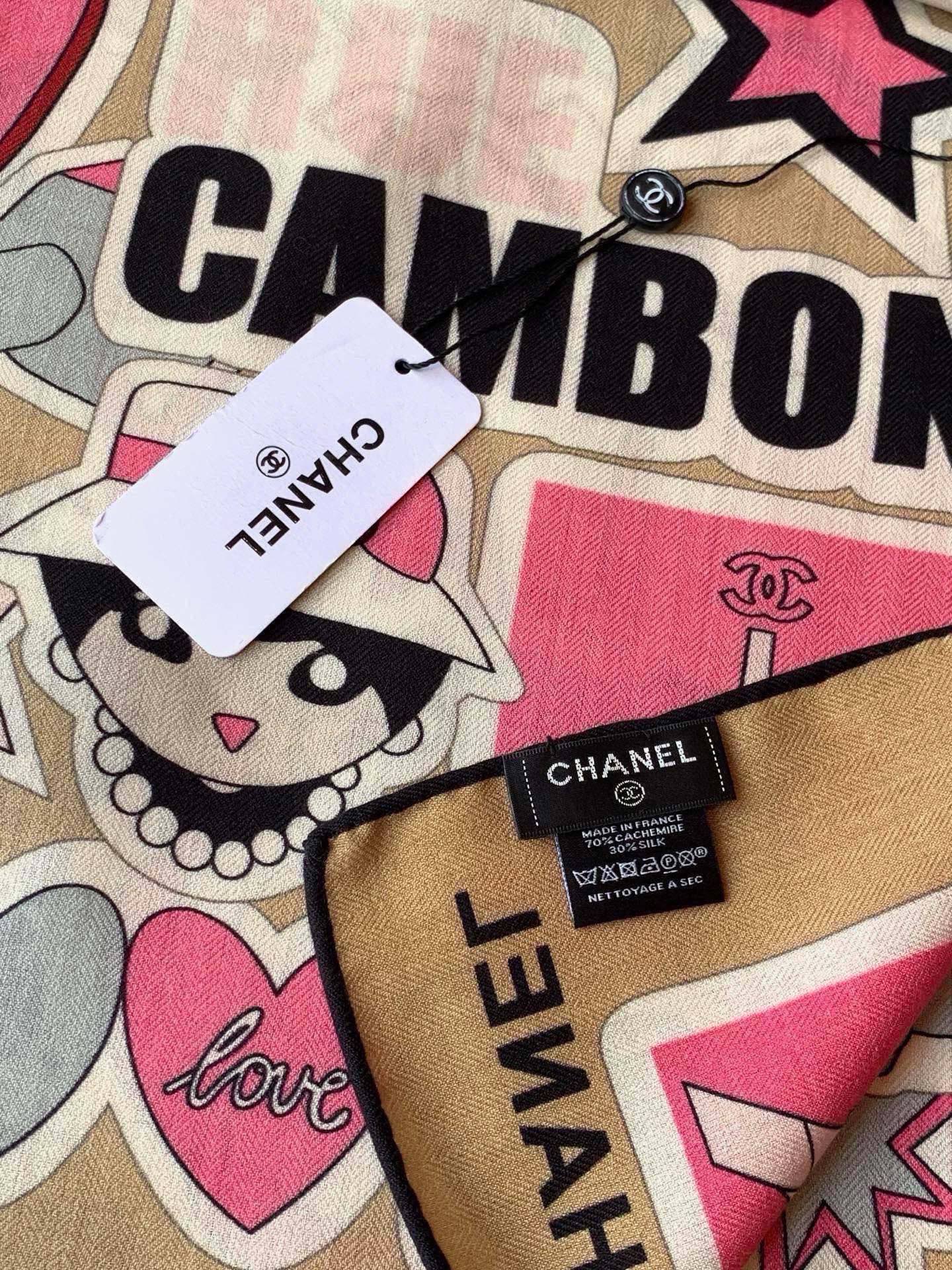 高级成衣系列～Chanel 【140双面同色丝绒披肩】此系列谱写一曲自由轻灵的赞歌本系列作品创新演绎品牌