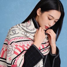 高级成衣系列~Chanel 【140双面同色丝绒披肩】此系列谱写一曲自由轻灵的赞歌本系列作品创新演绎品牌 高级成衣系列~Chanel 【140双面同色丝绒披肩】此系列谱写一曲自由轻灵的赞歌本系列作品创新演绎品牌