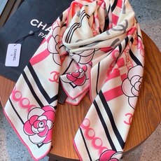 高级成衣系列~Chanel 【140双面同色丝绒披肩】此系列谱写一曲自由轻灵的赞歌本系列作品创新演绎品牌 高级成衣系列~Chanel 【140双面同色丝绒披肩】此系列谱写一曲自由轻灵的赞歌本系列作品创新演绎品牌
