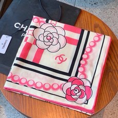 高级成衣系列~Chanel 【140双面同色丝绒披肩】此系列谱写一曲自由轻灵的赞歌本系列作品创新演绎品牌 高级成衣系列~Chanel 【140双面同色丝绒披肩】此系列谱写一曲自由轻灵的赞歌本系列作品创新演绎品牌