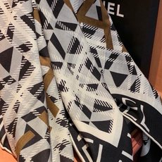 高级成衣系列~Chanel 【140双面同色丝绒披肩】此系列谱写一曲自由轻灵的赞歌本系列作品创新演绎品牌 高级成衣系列~Chanel 【140双面同色丝绒披肩】此系列谱写一曲自由轻灵的赞歌本系列作品创新演绎品牌