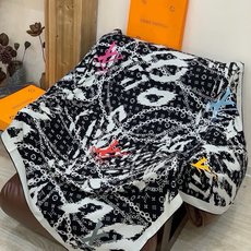 LV x TM 140披肩【140顶级丝绒双面同色披肩】本款L Multicolor披肩出自路易威登与知 LV x TM 140披肩【140顶级丝绒双面同色披肩】本款L Multicolor披肩出自路易威登与知