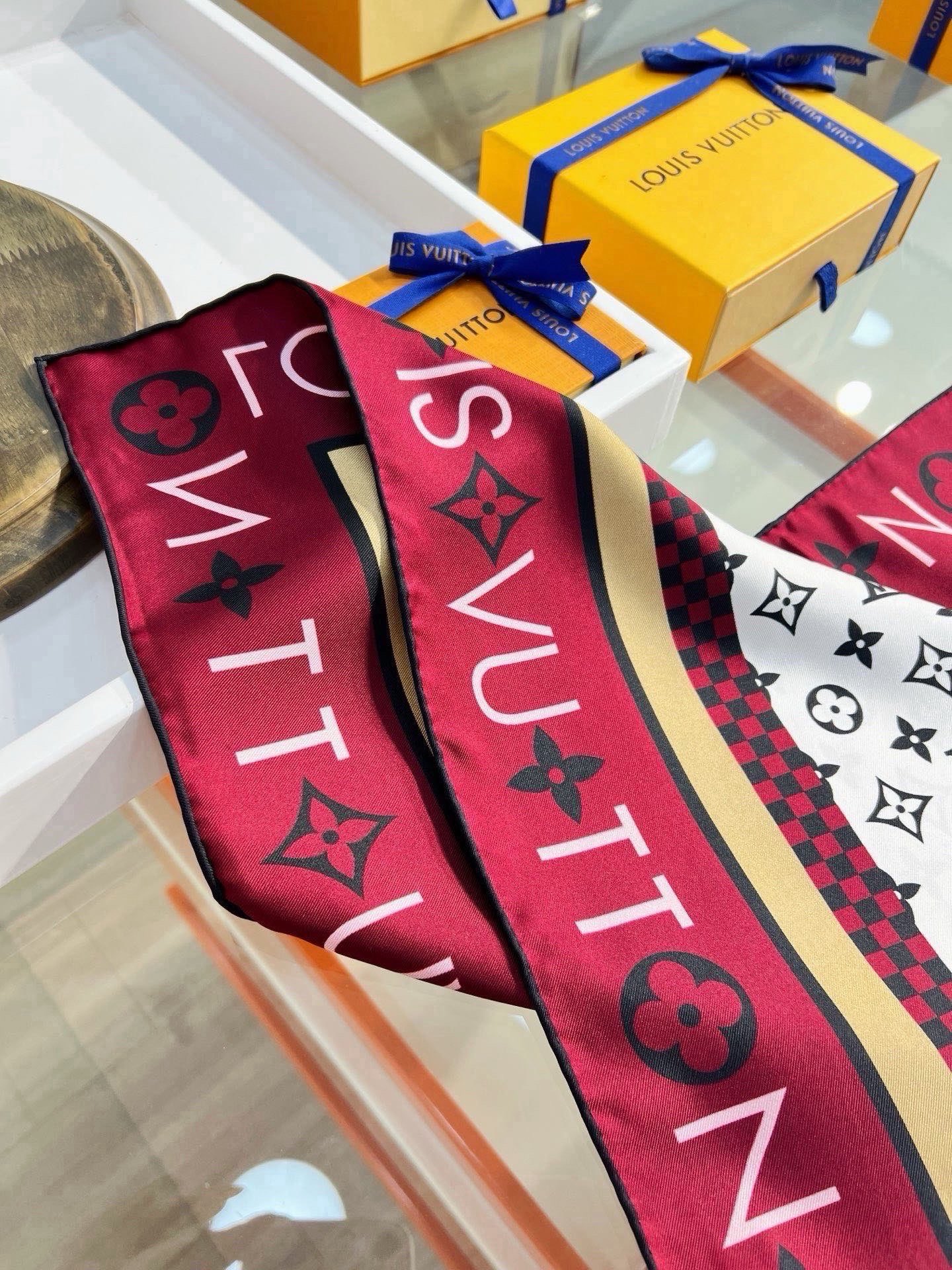 MONOGRAM SILHOUETTE 90双面丝巾Monogram Silhouette 方巾为华美桑