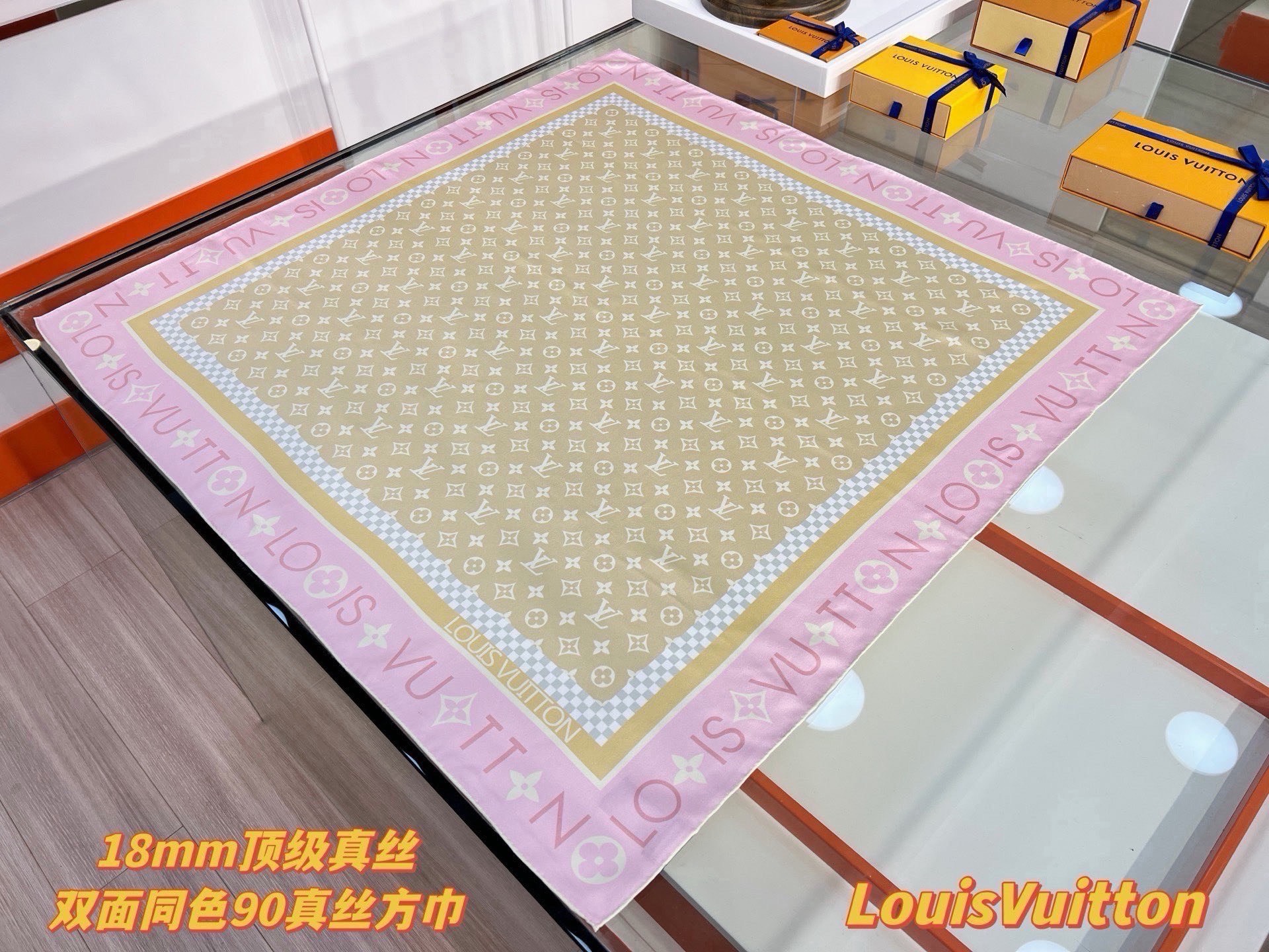 MONOGRAM SILHOUETTE 90双面丝巾Monogram Silhouette 方巾为华美桑