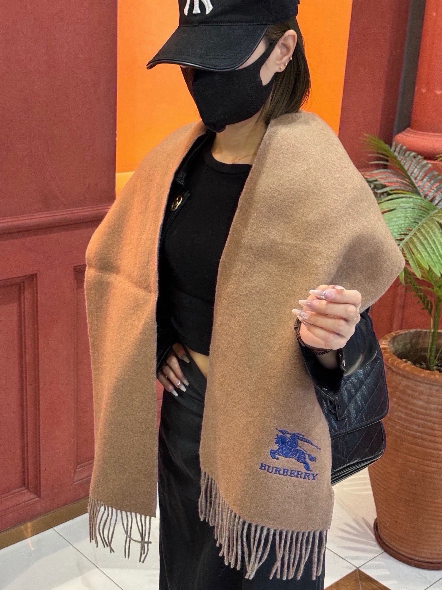 ✨✨太美了😍巴宝莉 情侣款 美到要尖叫😱专柜最新款🎊英伦欧美范儿 又是一款即时尚又实用的大围巾&长巾，🎆