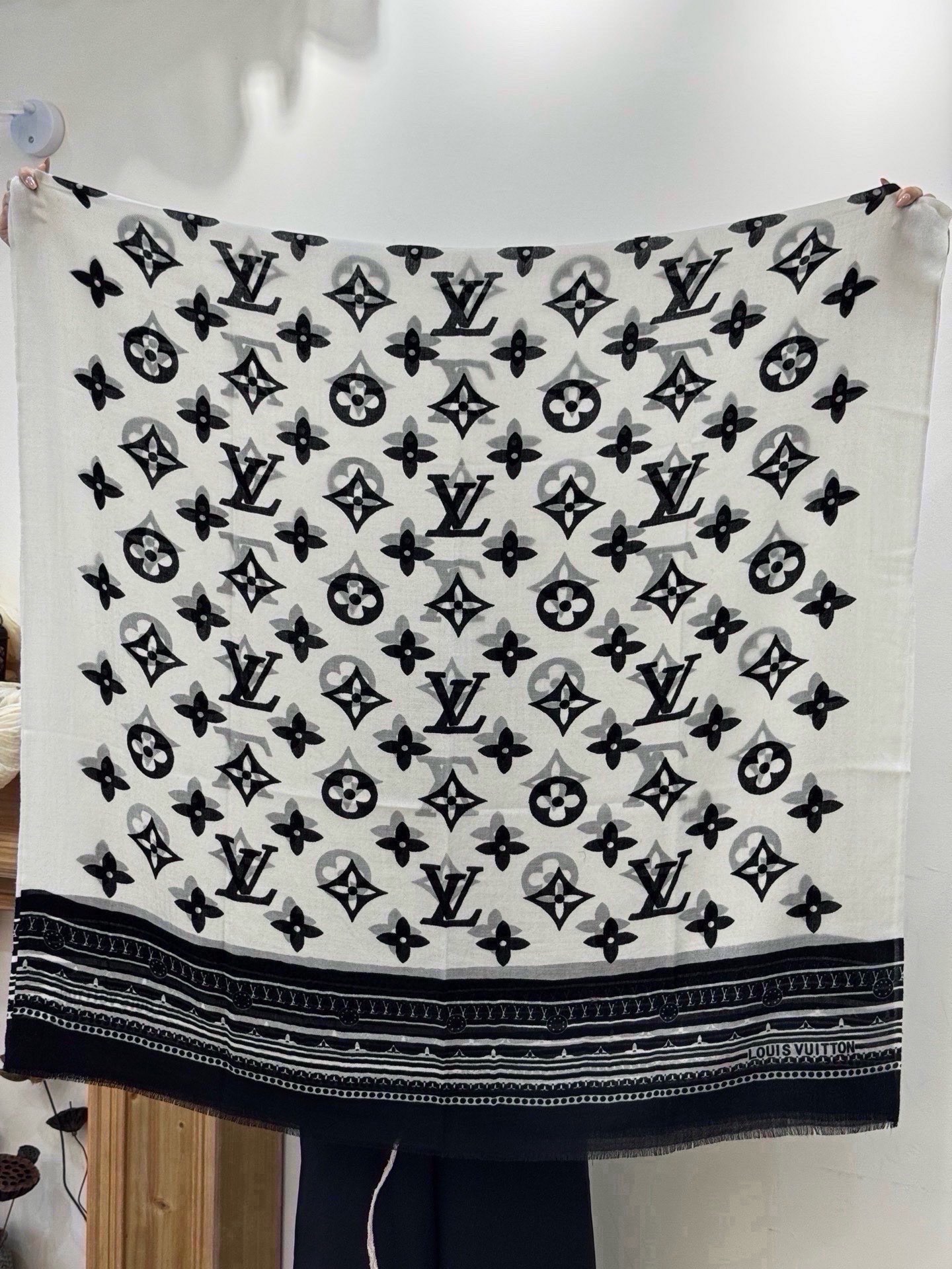 💟Iv最火的村上隆三彩羊绒长巾出货了！也可做装裱画，绝美无比，尽显时尚高端大气奢华风格！年度最佳爆款 ！