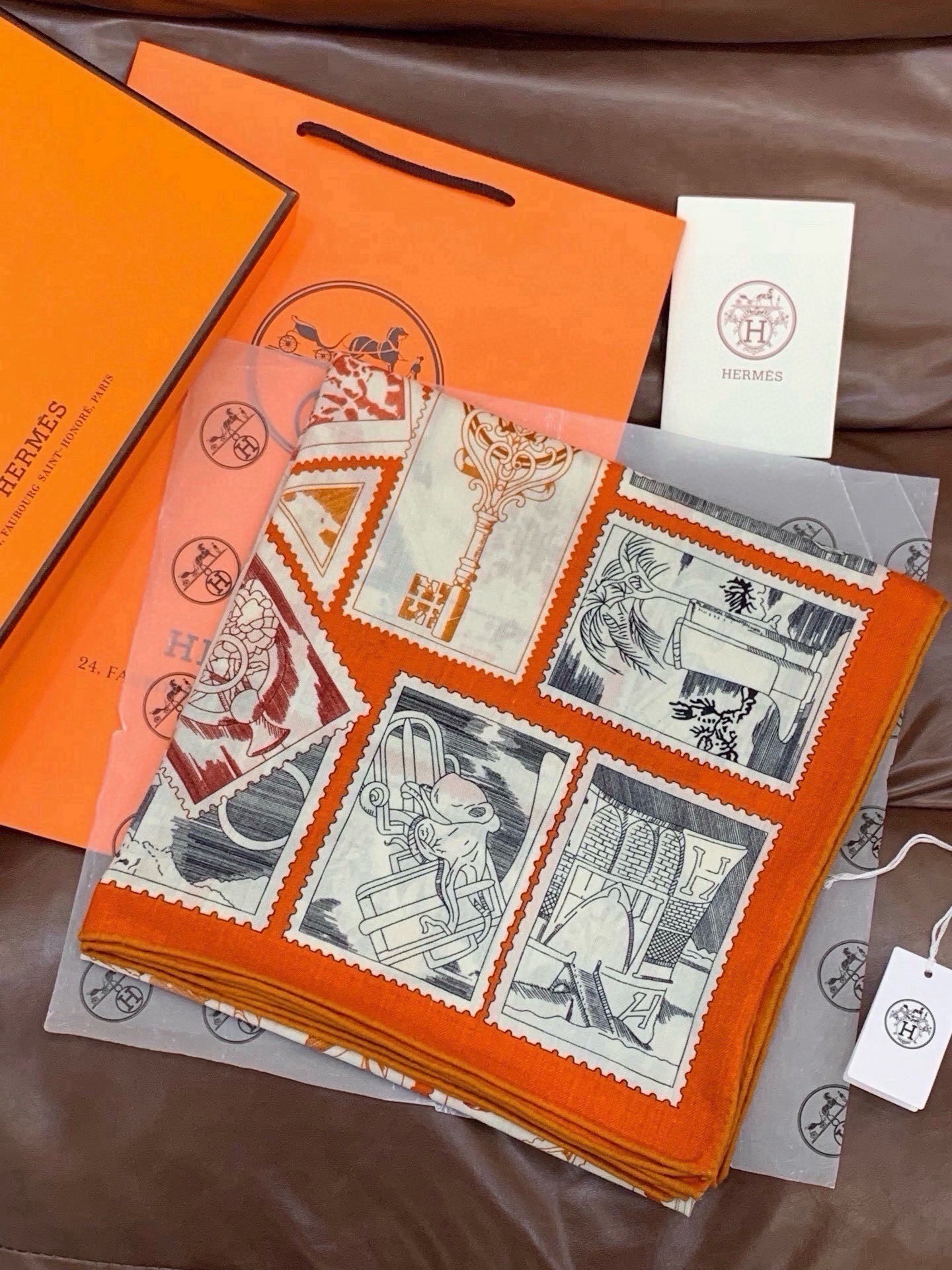 💟抢先 上新💞【双面同色丝绒绒方巾】手工卷边山羊绒和真丝混纺披肩（70%山羊绒，30%桑蚕丝）这款披肩采
