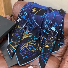 高级成衣系列~Chanel 【140双面同色丝绒披肩】此系列谱写一曲自由轻灵的赞歌本系列作品创新演绎品牌 高级成衣系列~Chanel 【140双面同色丝绒披肩】此系列谱写一曲自由轻灵的赞歌本系列作品创新演绎品牌