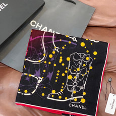 高级成衣系列~Chanel 【140双面同色丝绒披肩】此系列谱写一曲自由轻灵的赞歌本系列作品创新演绎品牌 高级成衣系列~Chanel 【140双面同色丝绒披肩】此系列谱写一曲自由轻灵的赞歌本系列作品创新演绎品牌