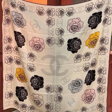 香奈儿上新❤️【Chanel】 经典茶花优雅Coco风,Chanel最新丝绒大方巾~气质到骨子里,香奶奶 香奈儿上新❤️【Chanel】 经典茶花优雅Coco风,Chanel最新丝绒大方巾~气质到骨子里,香奶奶