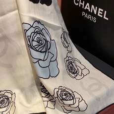 香奈儿上新❤️【Chanel】 经典茶花优雅Coco风,Chanel最新丝绒大方巾~气质到骨子里,香奶奶 香奈儿上新❤️【Chanel】 经典茶花优雅Coco风,Chanel最新丝绒大方巾~气质到骨子里,香奶奶