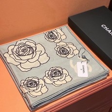 香奈儿上新❤️【Chanel】 经典茶花优雅Coco风,Chanel最新丝绒大方巾~气质到骨子里,香奶奶 香奈儿上新❤️【Chanel】 经典茶花优雅Coco风,Chanel最新丝绒大方巾~气质到骨子里,香奶奶