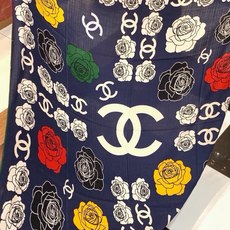 香奈儿上新❤️【Chanel】 经典茶花优雅Coco风,Chanel最新丝绒大方巾~气质到骨子里,香奶奶 香奈儿上新❤️【Chanel】 经典茶花优雅Coco风,Chanel最新丝绒大方巾~气质到骨子里,香奶奶