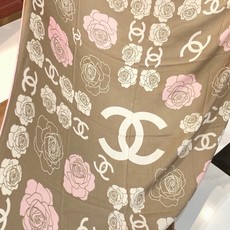 香奈儿上新❤️【Chanel】 经典茶花优雅Coco风,Chanel最新丝绒大方巾~气质到骨子里,香奶奶 香奈儿上新❤️【Chanel】 经典茶花优雅Coco风,Chanel最新丝绒大方巾~气质到骨子里,香奶奶