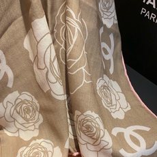 香奈儿上新❤️【Chanel】 经典茶花优雅Coco风,Chanel最新丝绒大方巾~气质到骨子里,香奶奶 香奈儿上新❤️【Chanel】 经典茶花优雅Coco风,Chanel最新丝绒大方巾~气质到骨子里,香奶奶