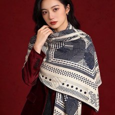 💟上新🆕💕手工卷边!羊绒和真丝混纺披肩(70%羊绒30%桑蚕丝)。这款披肩采用经典山羊绒和真丝混纺面料, 💟上新🆕💕手工卷边!羊绒和真丝混纺披肩(70%羊绒30%桑蚕丝)。这款披肩采用经典山羊绒和真丝混纺面料,