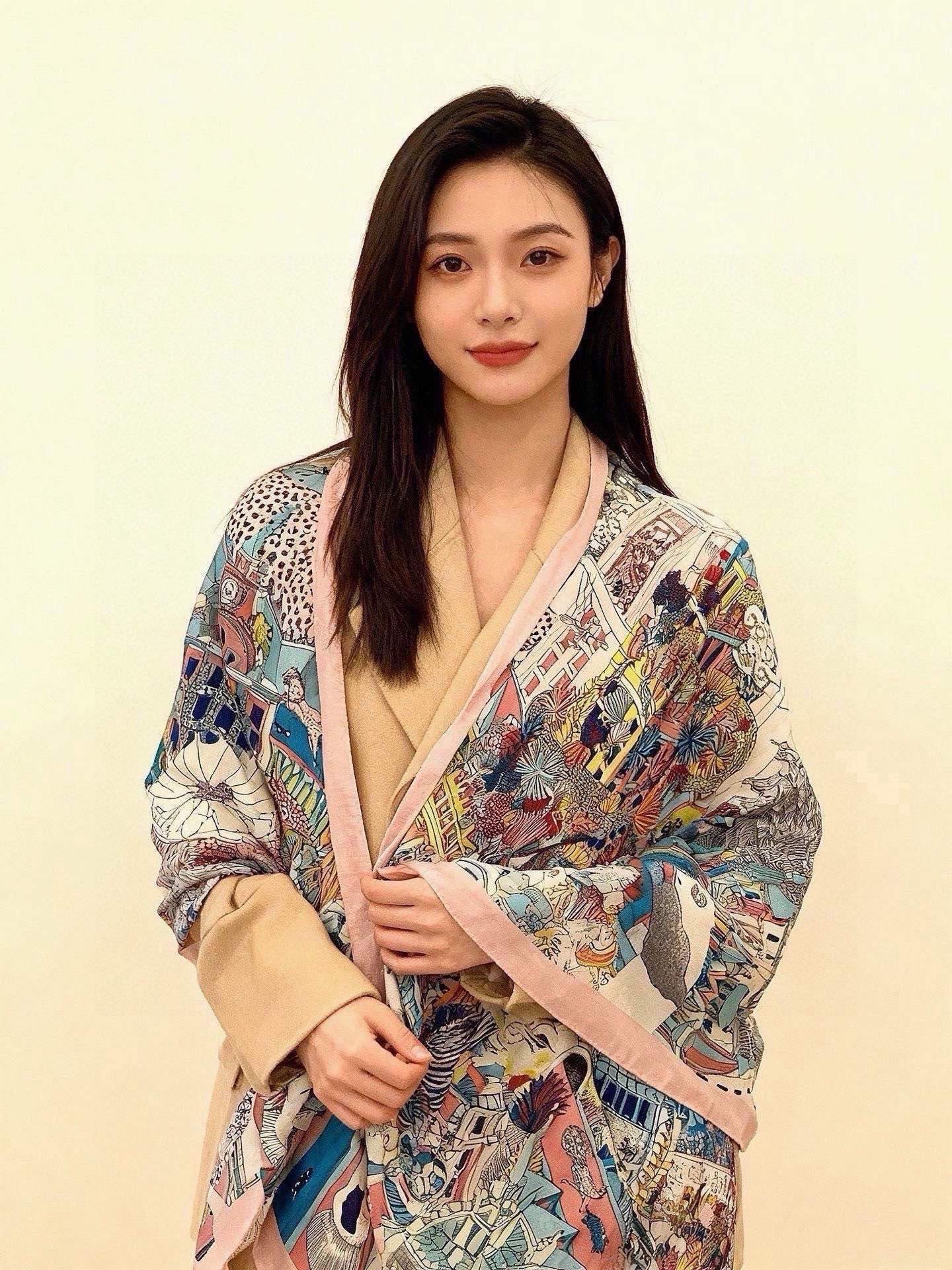 羊绒新款🆕👏👏买了都说好看‼️推荐💕爱马仕双面同色羊绒方巾【动物之城双面同色140】，顶级工艺超值‼️爱
