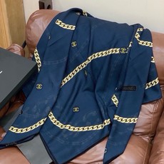 高级成衣系列~Chanel 【140双面同色丝绒披肩】此系列谱写一曲自由轻灵的赞歌本系列作品创新演绎品牌 高级成衣系列~Chanel 【140双面同色丝绒披肩】此系列谱写一曲自由轻灵的赞歌本系列作品创新演绎品牌