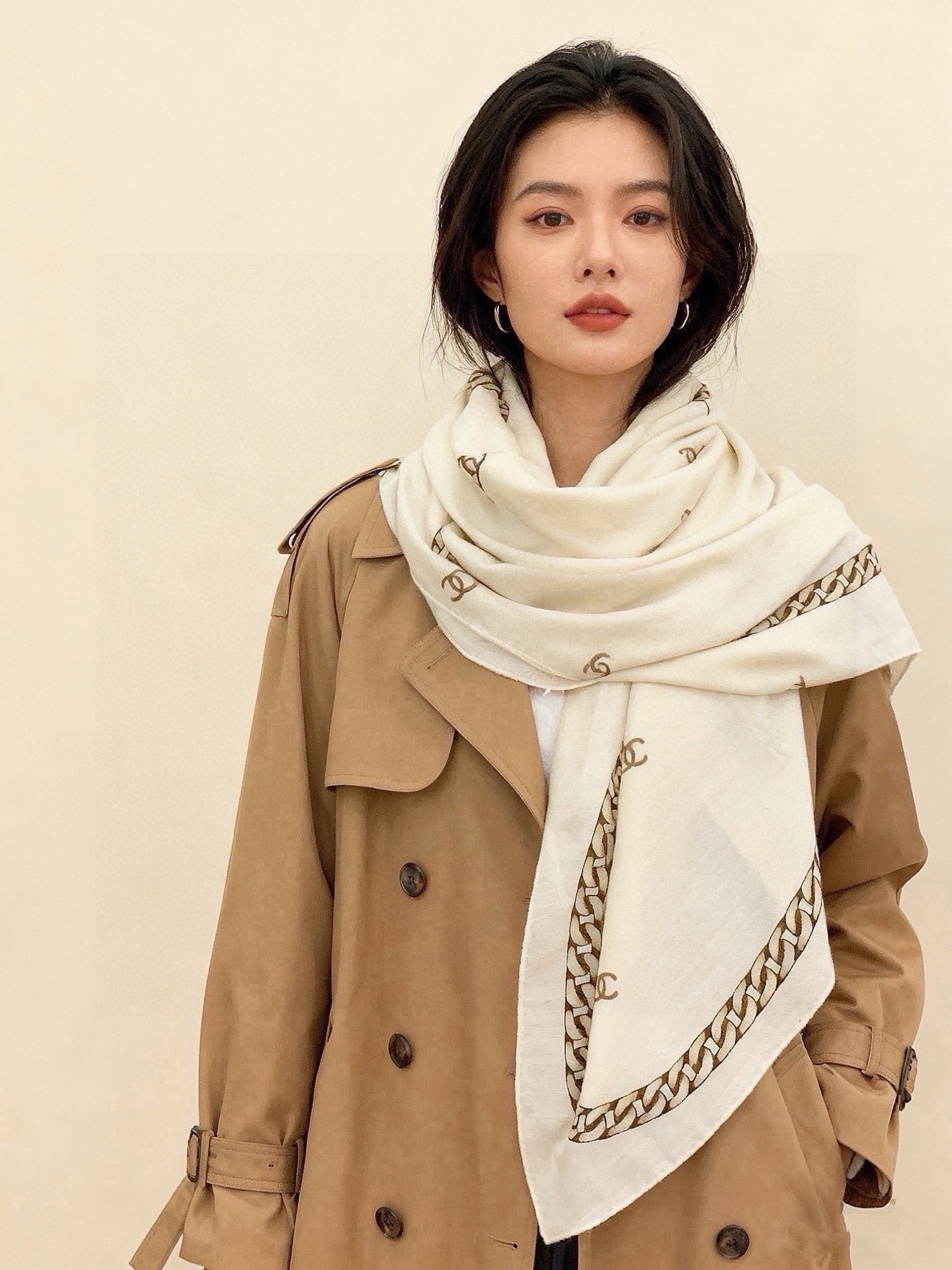高级成衣系列～Chanel 【140双面同色丝绒披肩】此系列谱写一曲自由轻灵的赞歌本系列作品创新演绎品牌