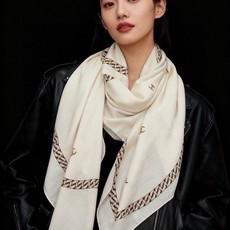 高级成衣系列~Chanel 【140双面同色丝绒披肩】此系列谱写一曲自由轻灵的赞歌本系列作品创新演绎品牌 高级成衣系列~Chanel 【140双面同色丝绒披肩】此系列谱写一曲自由轻灵的赞歌本系列作品创新演绎品牌