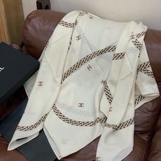 高级成衣系列~Chanel 【140双面同色丝绒披肩】此系列谱写一曲自由轻灵的赞歌本系列作品创新演绎品牌 高级成衣系列~Chanel 【140双面同色丝绒披肩】此系列谱写一曲自由轻灵的赞歌本系列作品创新演绎品牌