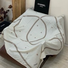 高级成衣系列~Chanel 【140双面同色丝绒披肩】此系列谱写一曲自由轻灵的赞歌本系列作品创新演绎品牌 高级成衣系列~Chanel 【140双面同色丝绒披肩】此系列谱写一曲自由轻灵的赞歌本系列作品创新演绎品牌