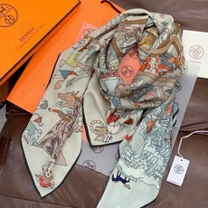 “马术学院”140双面同色丝绒披肩~Hermes 手工卷边丝绒方巾(30%桑蚕丝70%羊绒)这款爱马仕的 “马术学院”140双面同色丝绒披肩~Hermes 手工卷边丝绒方巾(30%桑蚕丝70%羊绒)这款爱马仕的