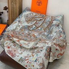 “马术学院”140双面同色丝绒披肩~Hermes 手工卷边丝绒方巾(30%桑蚕丝70%羊绒)这款爱马仕的 “马术学院”140双面同色丝绒披肩~Hermes 手工卷边丝绒方巾(30%桑蚕丝70%羊绒)这款爱马仕的