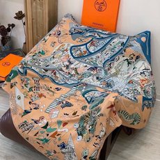 “马术学院”140双面同色丝绒披肩~Hermes 手工卷边丝绒方巾(30%桑蚕丝70%羊绒)这款爱马仕的 “马术学院”140双面同色丝绒披肩~Hermes 手工卷边丝绒方巾(30%桑蚕丝70%羊绒)这款爱马仕的