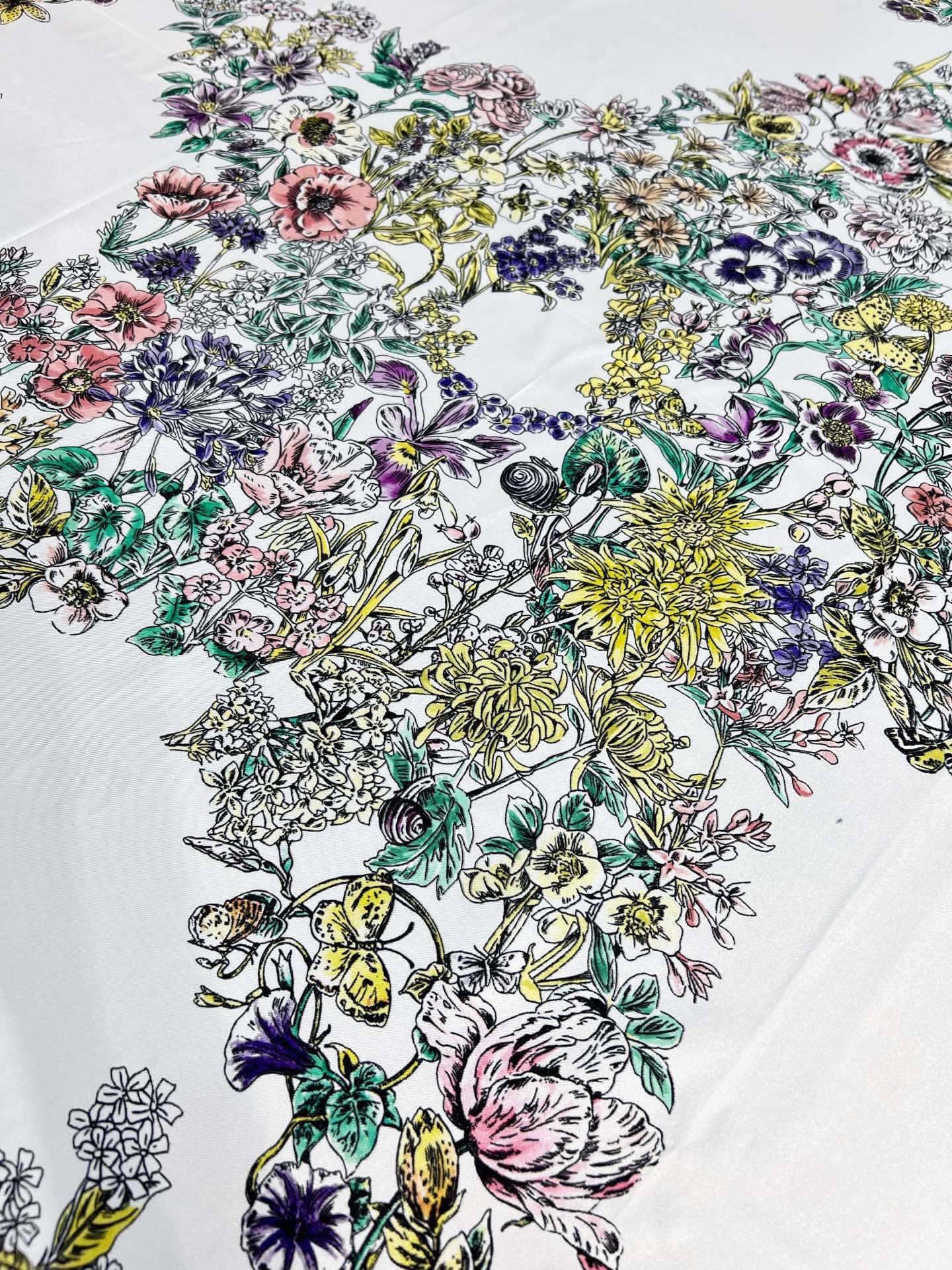 Dior 90双面18mm真丝印花方巾这款方巾以 Dior Star 图案呈现 Dior 的幸运星，通过