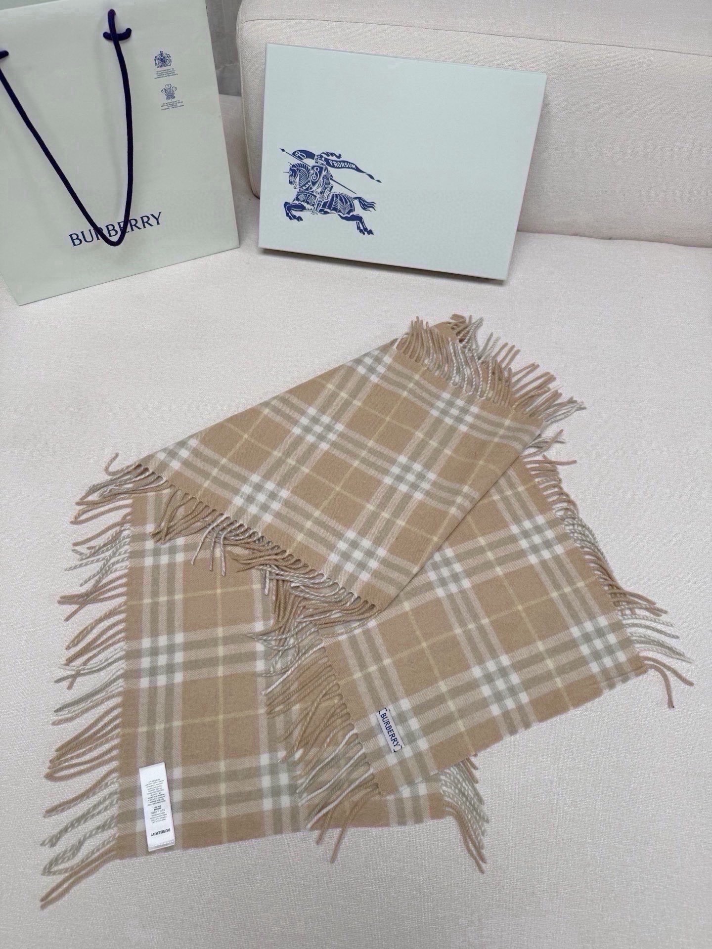 💰𝐁𝐮𝐫𝐛𝐞𝐫𝐫𝐲 《格纹流苏围巾》 ｜金靖同款𝐒𝐢𝐳𝐞: 155x30cm   时髦精必备呀🧚‍♀️ 