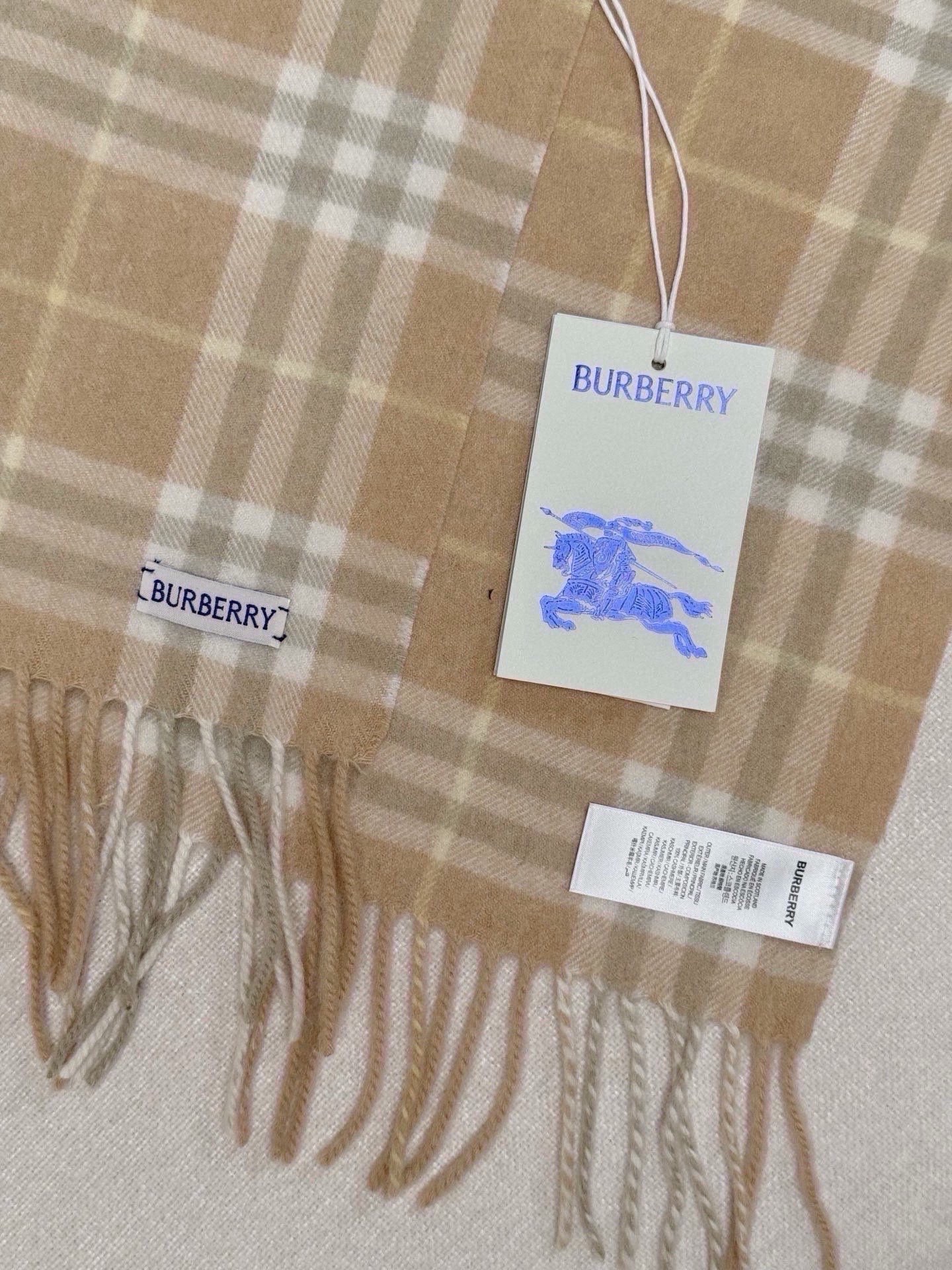 💰𝐁𝐮𝐫𝐛𝐞𝐫𝐫𝐲 《格纹流苏围巾》 ｜金靖同款𝐒𝐢𝐳𝐞: 155x30cm   时髦精必备呀🧚‍♀️ 