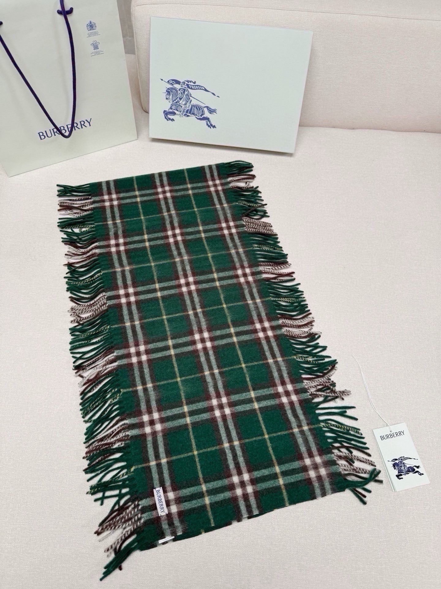 💰𝐁𝐮𝐫𝐛𝐞𝐫𝐫𝐲 《格纹流苏围巾》 ｜金靖同款𝐒𝐢𝐳𝐞: 155x30cm   时髦精必备呀🧚‍♀️ 