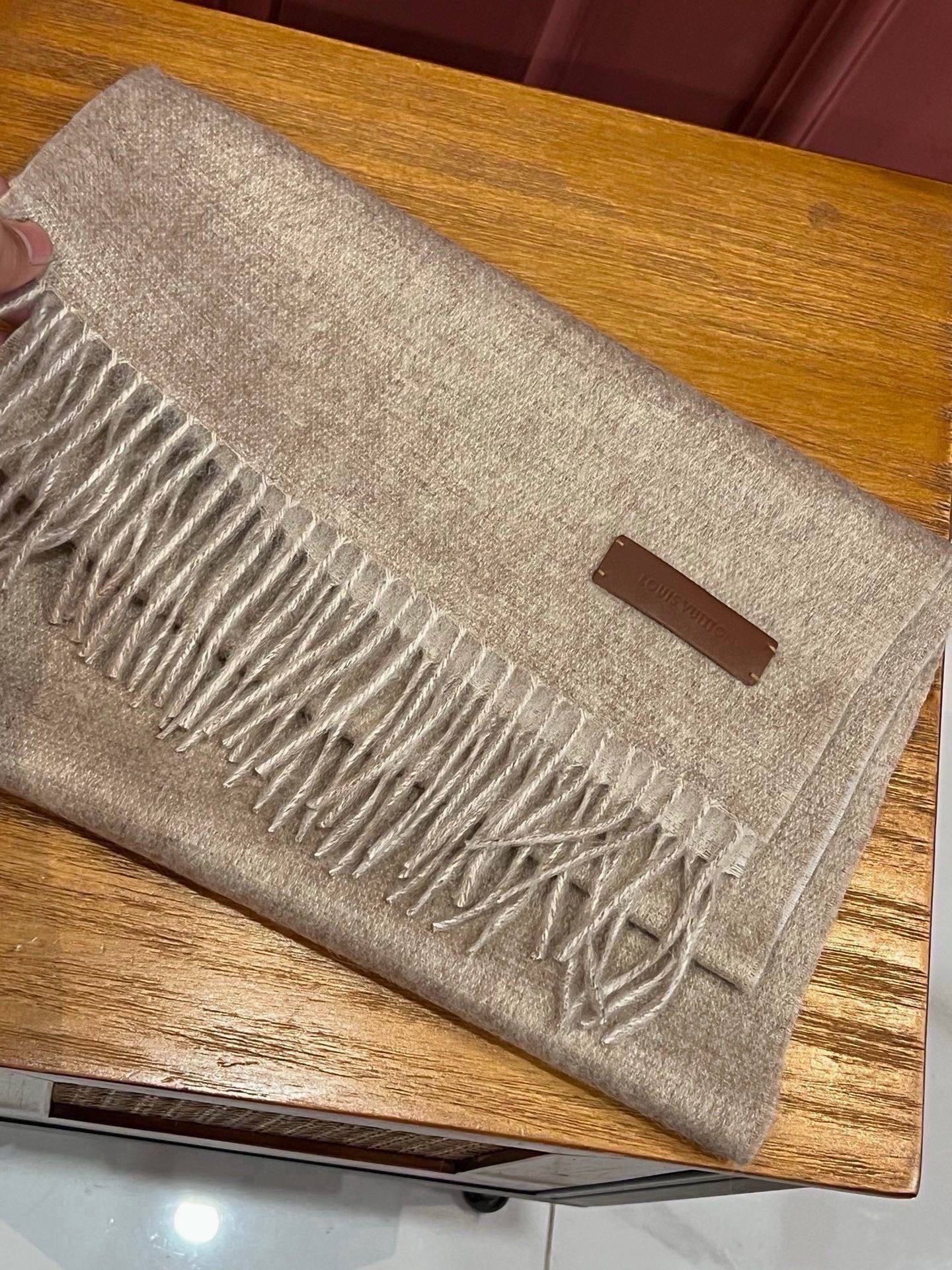 【LV】官网新款 情侣款 巴黎时装展双面羊绒围巾！采用蒙古高原细羊绒！手感满满地都是细腻的绒毛！这个价格