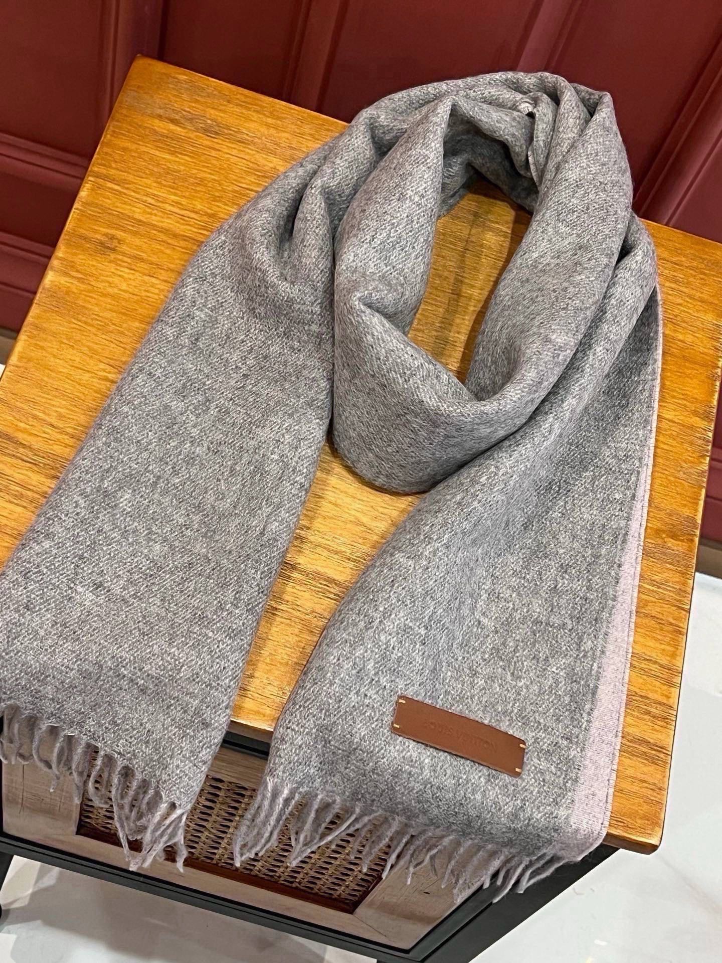 【LV】官网新款 情侣款 巴黎时装展双面羊绒围巾！采用蒙古高原细羊绒！手感满满地都是细腻的绒毛！这个价格