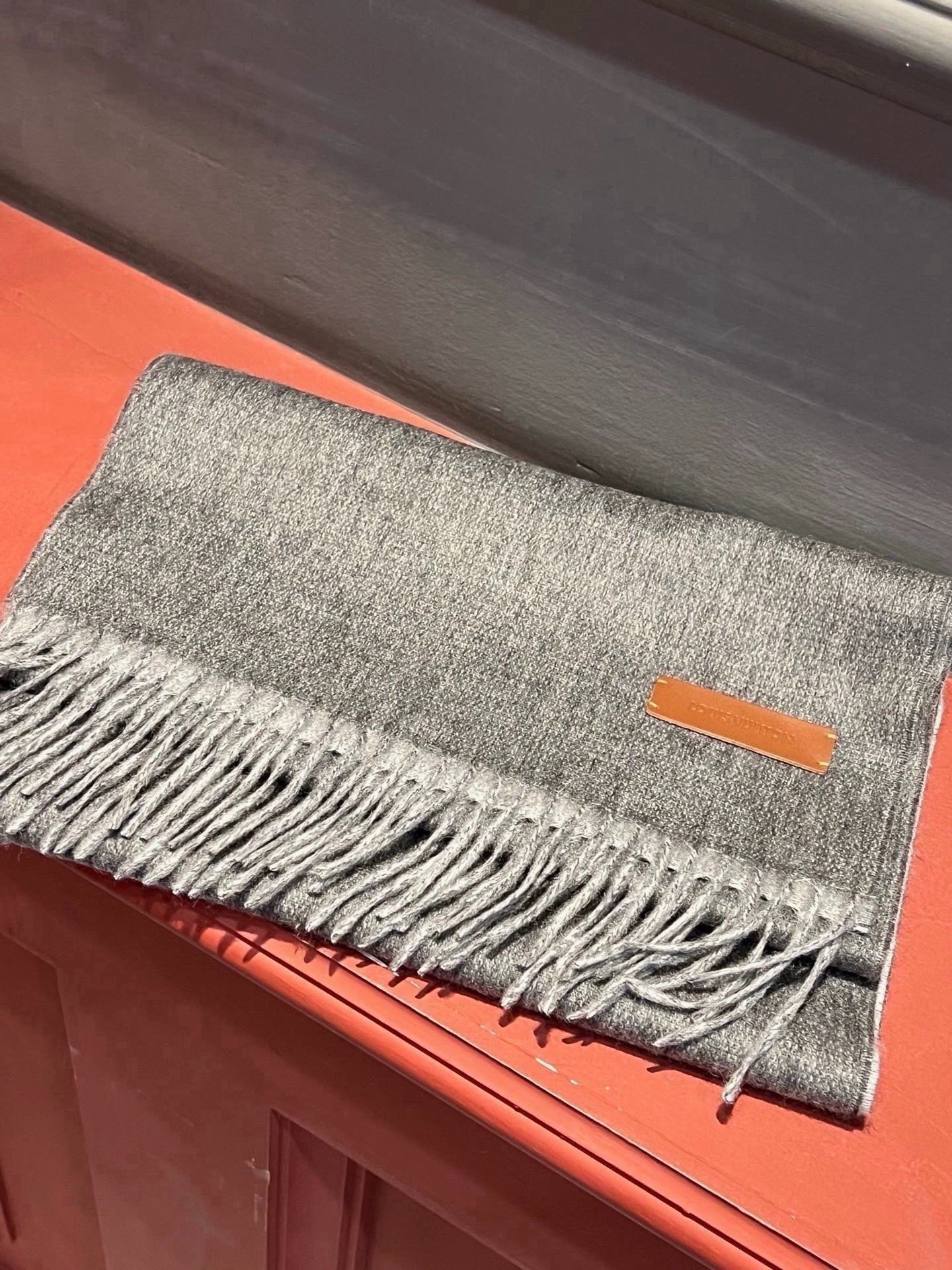 【LV】官网新款 情侣款 巴黎时装展双面羊绒围巾！采用蒙古高原细羊绒！手感满满地都是细腻的绒毛！这个价格