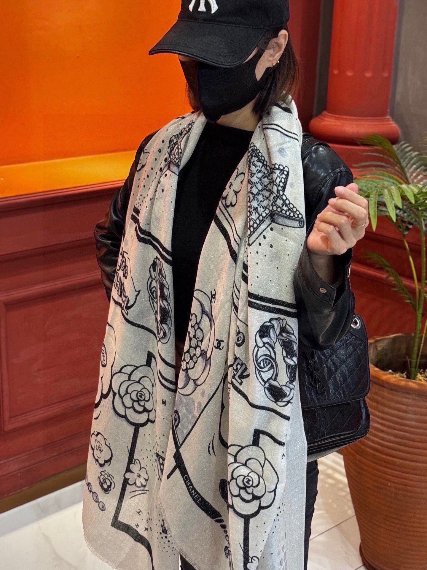 会发光发亮的围巾💟香奶奶专柜上新客供羊绒长巾👑👑 卖的超爆的，亮晶晶✨的银丝上身才会知道她的美，洋气、大