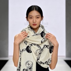 CHANEL(香奈儿)套用汪曾祺《人间草木》里的一句话:在黑白里温柔地爱彩色,在彩色里朝圣黑白。所以香家 CHANEL(香奈儿)套用汪曾祺《人间草木》里的一句话:在黑白里温柔地爱彩色,在彩色里朝圣黑白。所以香家