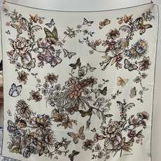 这款披肩饰以 Dior Camo PaPillon 图案,以优雅而诗意的设计全新演绎蝴蝶主题。采用真丝羊 这款披肩饰以 Dior Camo PaPillon 图案,以优雅而诗意的设计全新演绎蝴蝶主题。采用真丝羊