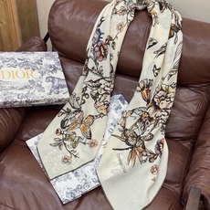 这款披肩饰以 Dior Camo PaPillon 图案,以优雅而诗意的设计全新演绎蝴蝶主题。采用真丝羊 这款披肩饰以 Dior Camo PaPillon 图案,以优雅而诗意的设计全新演绎蝴蝶主题。采用真丝羊