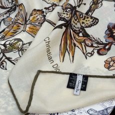 这款披肩饰以 Dior Camo PaPillon 图案,以优雅而诗意的设计全新演绎蝴蝶主题。采用真丝羊 这款披肩饰以 Dior Camo PaPillon 图案,以优雅而诗意的设计全新演绎蝴蝶主题。采用真丝羊