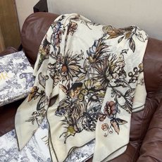 这款披肩饰以 Dior Camo PaPillon 图案,以优雅而诗意的设计全新演绎蝴蝶主题。采用真丝羊 这款披肩饰以 Dior Camo PaPillon 图案,以优雅而诗意的设计全新演绎蝴蝶主题。采用真丝羊
