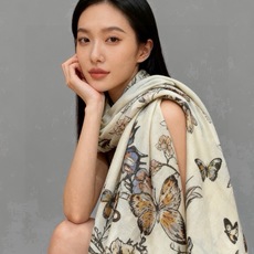 这款披肩饰以 Dior Camo PaPillon 图案,以优雅而诗意的设计全新演绎蝴蝶主题。采用真丝羊 这款披肩饰以 Dior Camo PaPillon 图案,以优雅而诗意的设计全新演绎蝴蝶主题。采用真丝羊