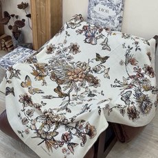 这款披肩饰以 Dior Camo PaPillon 图案,以优雅而诗意的设计全新演绎蝴蝶主题。采用真丝羊 这款披肩饰以 Dior Camo PaPillon 图案,以优雅而诗意的设计全新演绎蝴蝶主题。采用真丝羊