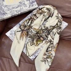 这款披肩饰以 Dior Camo PaPillon 图案,以优雅而诗意的设计全新演绎蝴蝶主题。采用真丝羊 这款披肩饰以 Dior Camo PaPillon 图案,以优雅而诗意的设计全新演绎蝴蝶主题。采用真丝羊